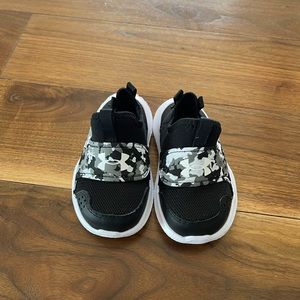 Under Armour walker size 5 sneakers